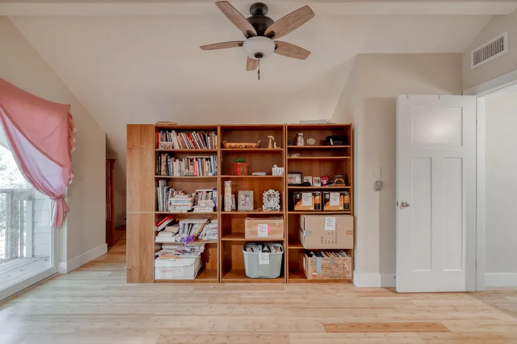 123 Bowie Trail Luling TX 78648