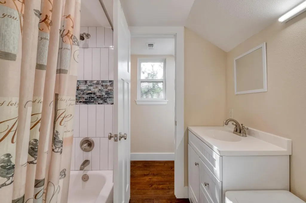 123 Bowie Trail Luling TX 78648