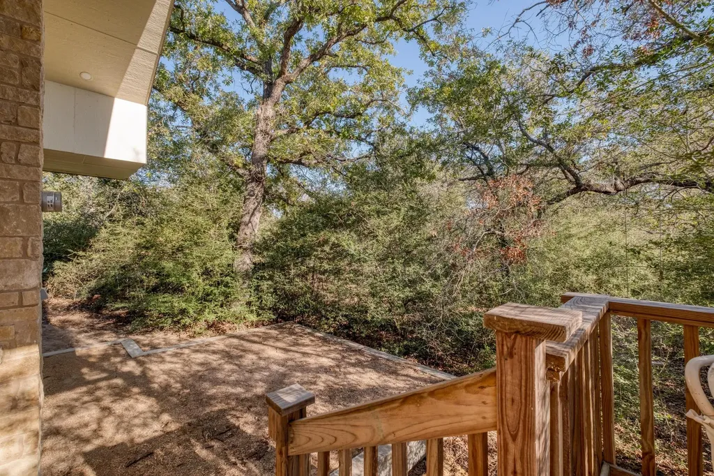 123 Bowie Trail Luling TX 78648