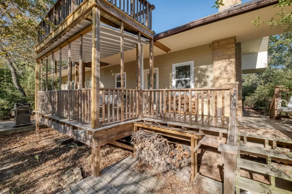 123 Bowie Trail Luling TX 78648