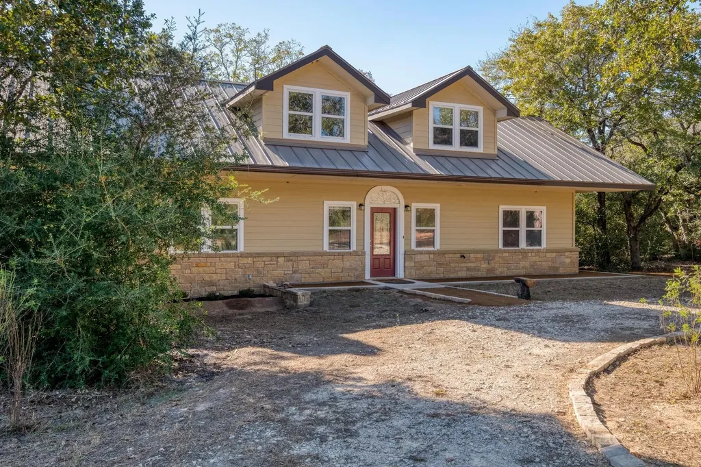 123 Bowie Trail Luling TX 78648