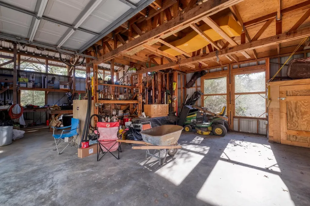 123 Bowie Trail Luling TX 78648