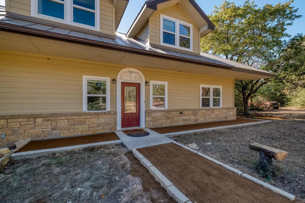 123 Bowie Trail Luling TX 78648