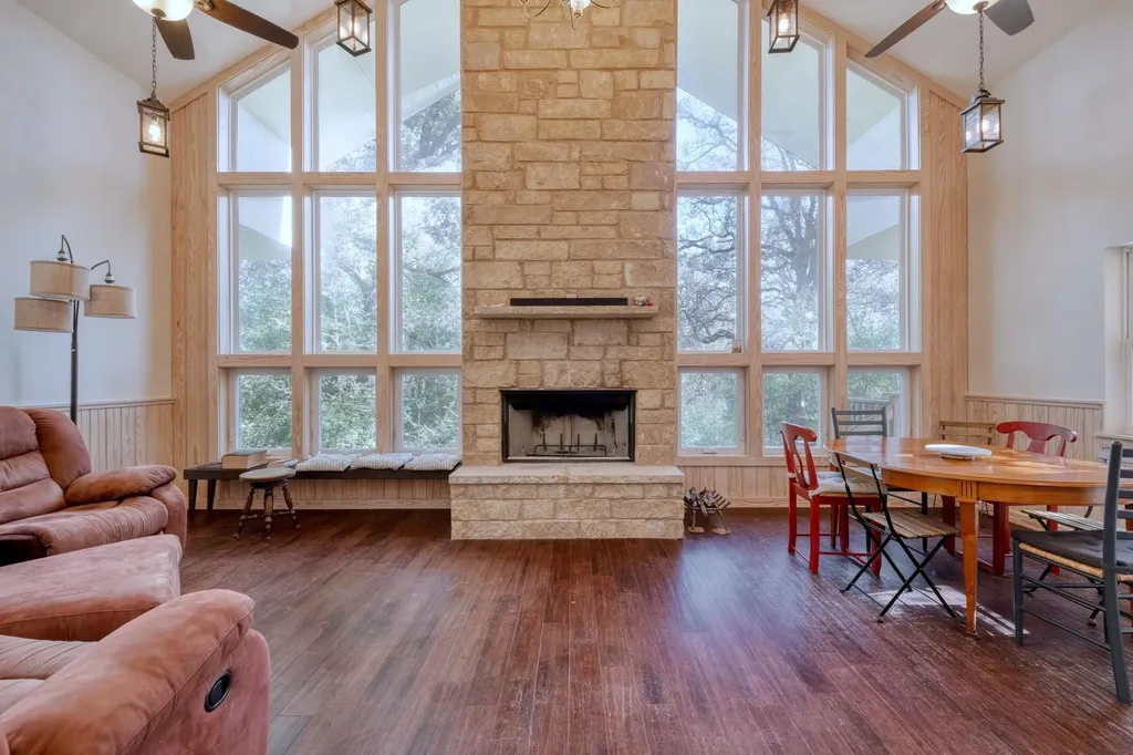 123 Bowie Trail Luling TX 78648