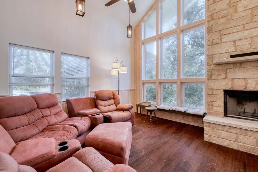 123 Bowie Trail Luling TX 78648