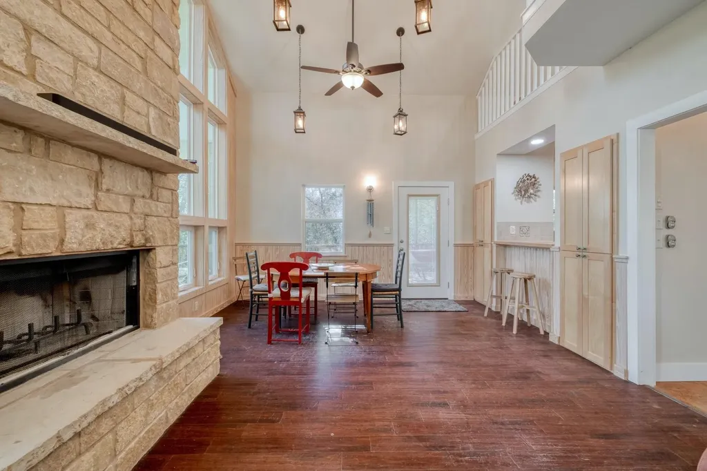 123 Bowie Trail Luling TX 78648