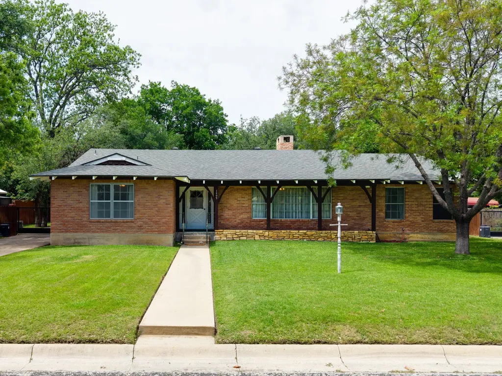1409 W North Avenue Lampasas TX 76550