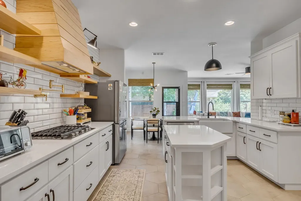 2421 Turtle Mountain Bend Austin TX 78748