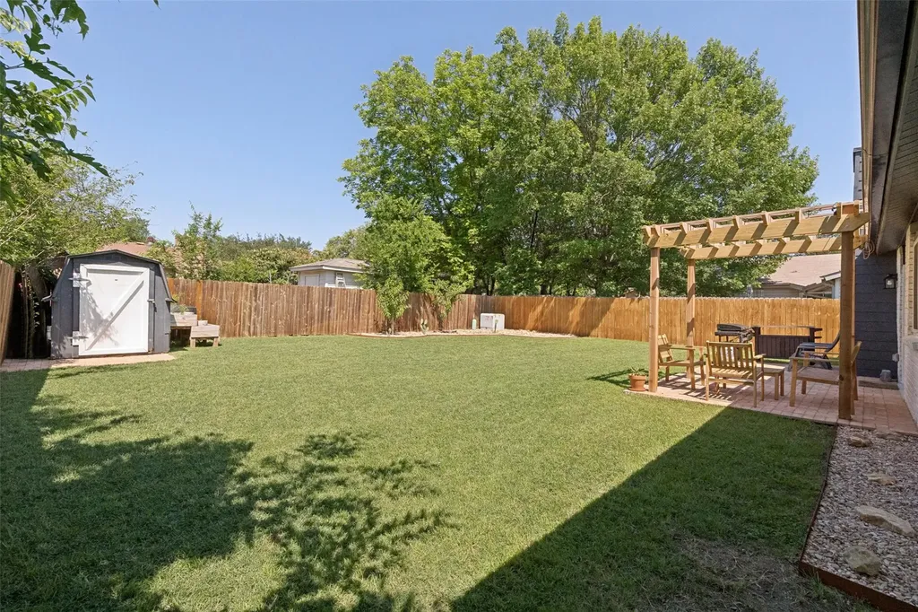 2404 Bending Trail Austin TX 78744
