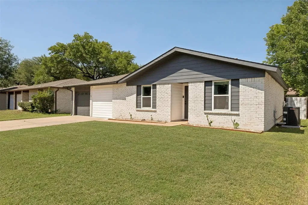 2404 Bending Trail Austin TX 78744