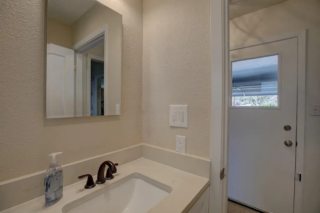 1902 E 18th Street Georgetown TX 78626