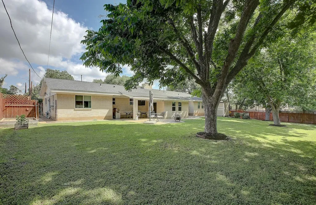 1902 E 18th Street Georgetown TX 78626