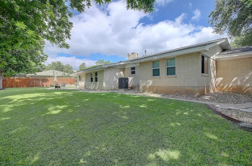 1902 E 18th Street Georgetown TX 78626