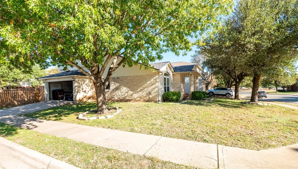 1416 Roxannes Run Pflugerville TX 78660