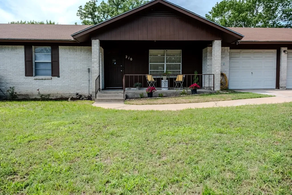 210 Loesch Drive Elgin TX 78621