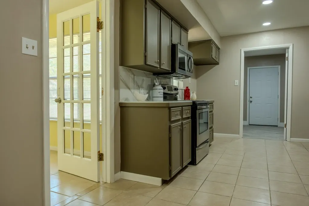 210 Loesch Drive Elgin TX 78621