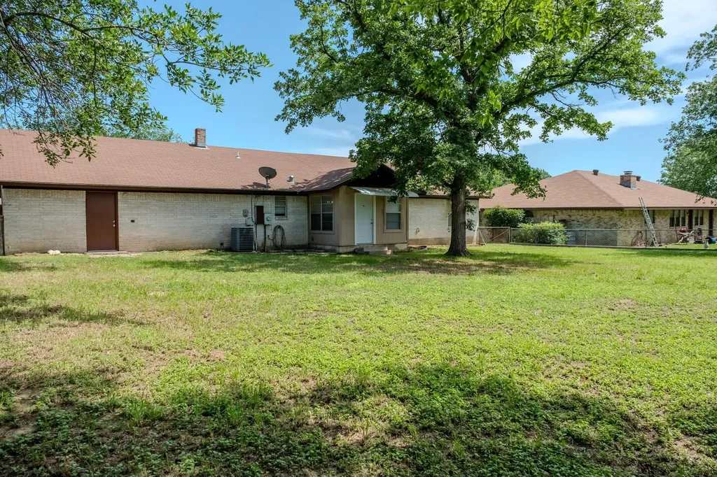210 Loesch Drive Elgin TX 78621