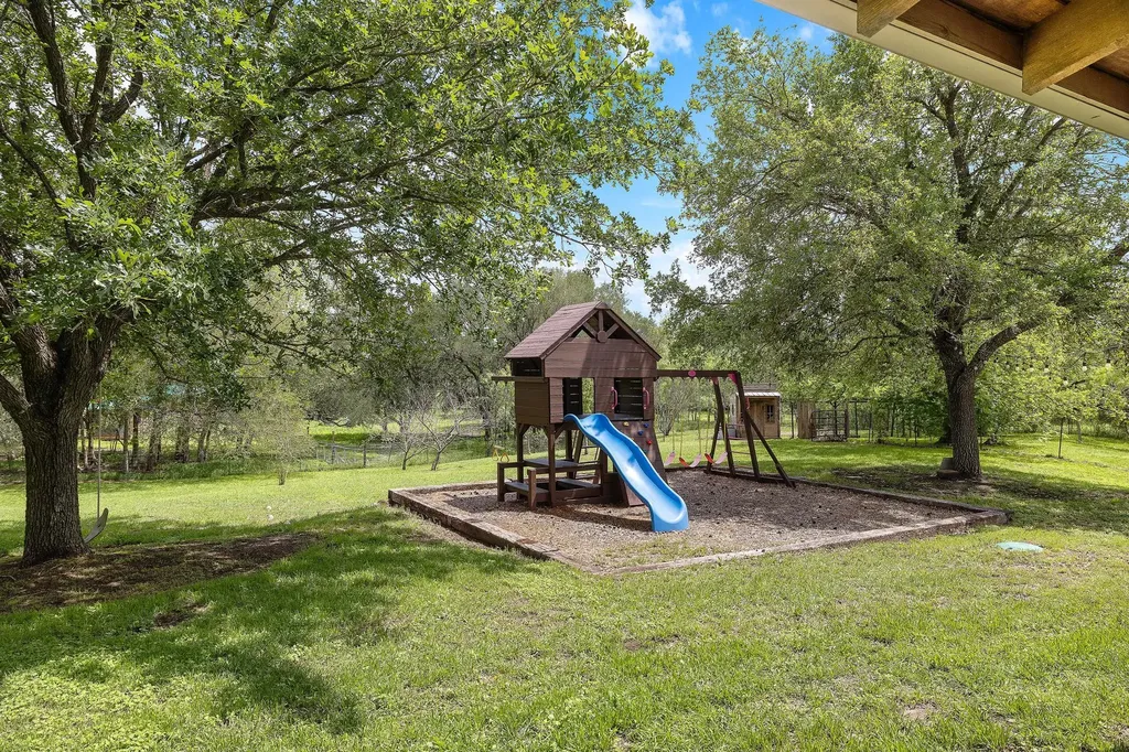 571 Balch Road Elgin TX 78621