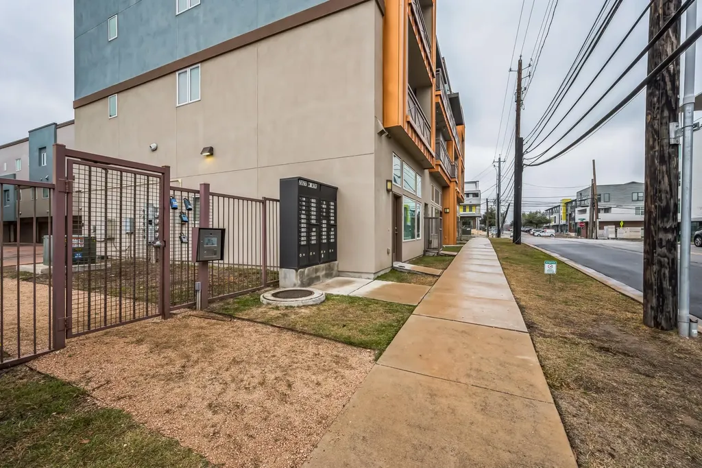 2827 Manor Road Austin TX 78722