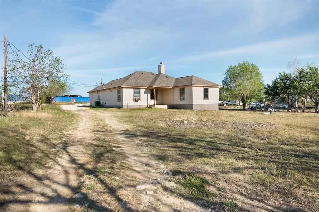 135 Petirrojo Court Del Valle TX 78617