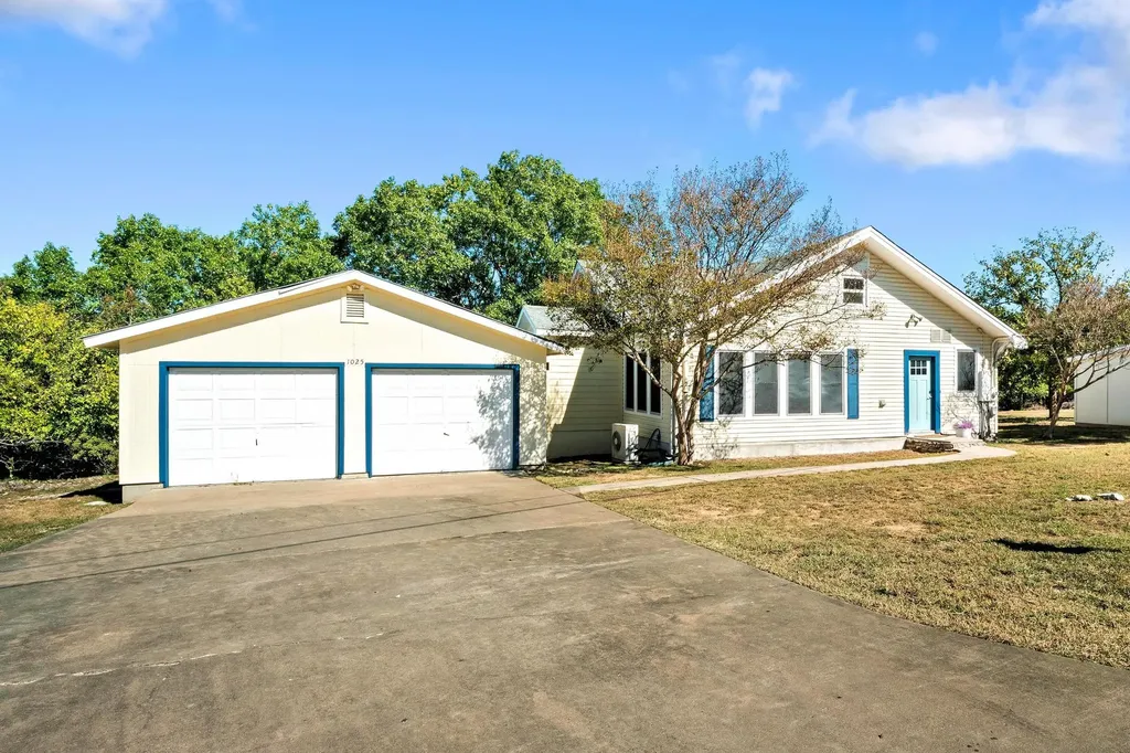 1025 Lake Shore Drive Spicewood TX 78669