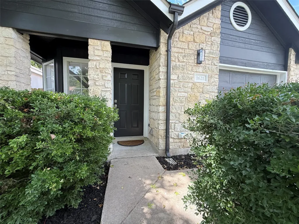 1621 Parkfield Circle Round Rock TX 78664