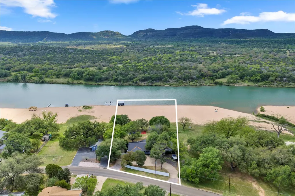 4310 River Oaks Drive Kingsland TX 78639