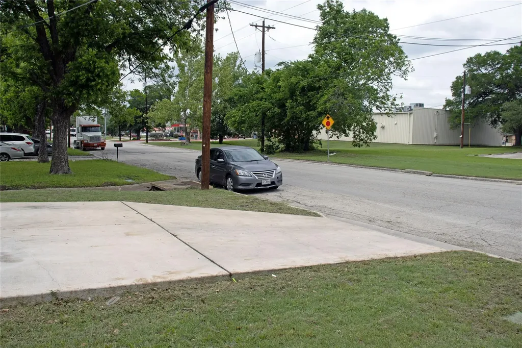 633 S Commerce Street Lockhart TX 78644