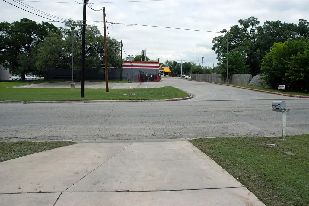 633 S Commerce Street Lockhart TX 78644
