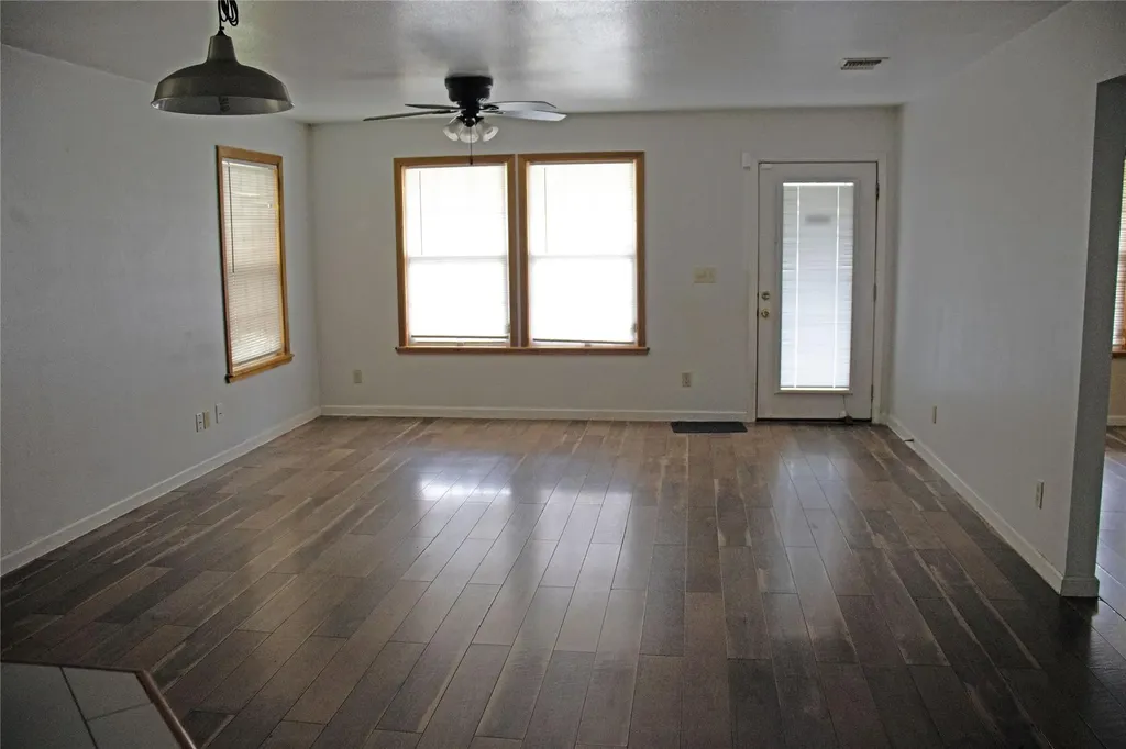 633 S Commerce Street Lockhart TX 78644