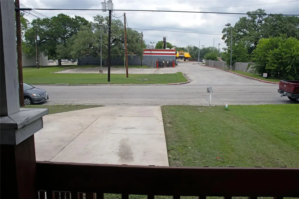 633 S Commerce Street Lockhart TX 78644