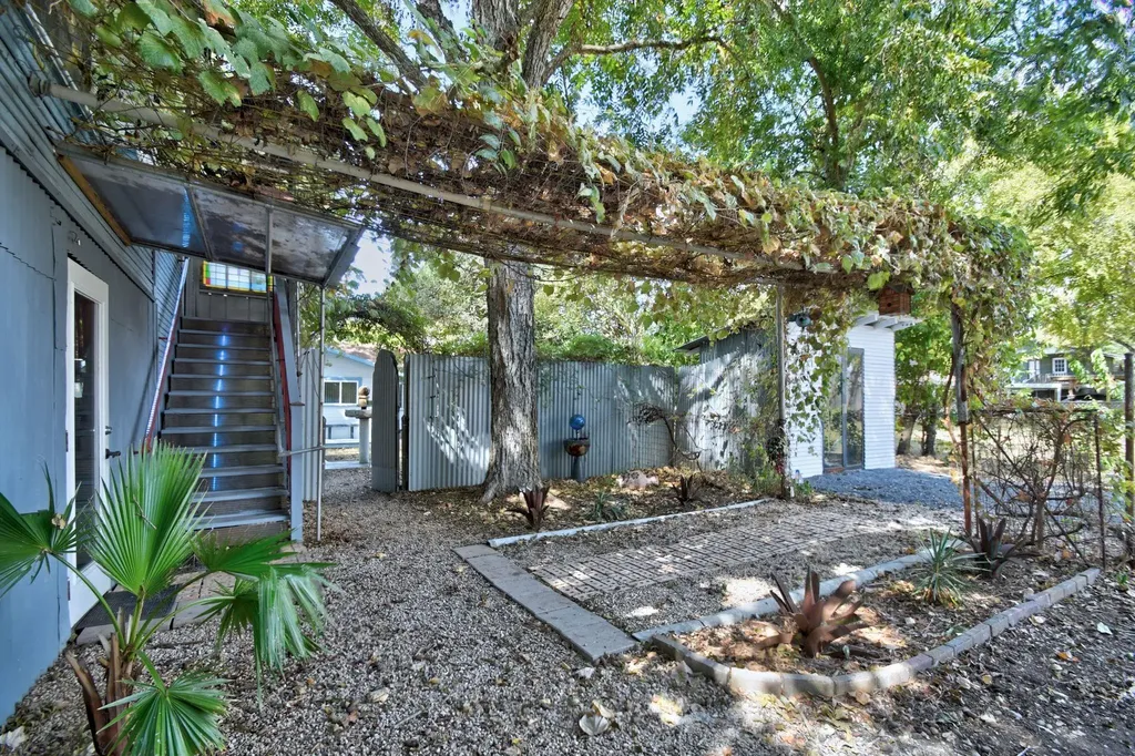 717 S Laurel Avenue Luling TX 78648