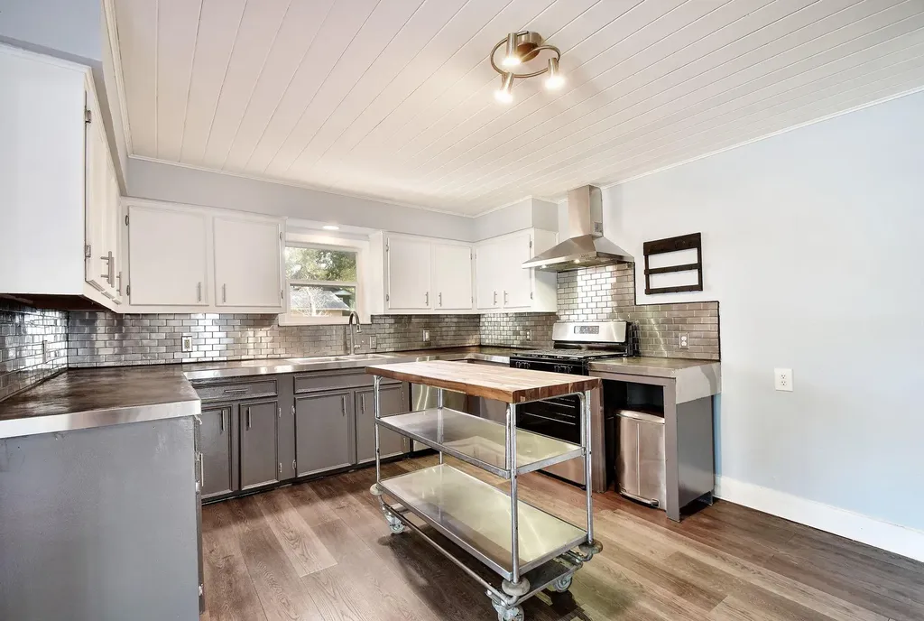 717 S Laurel Avenue Luling TX 78648