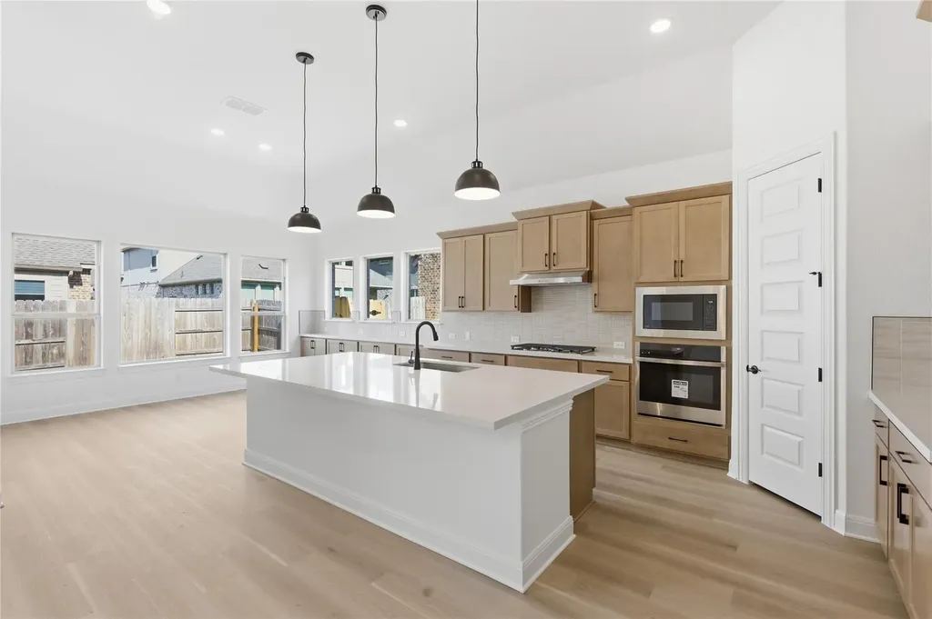 912 Landing Lane Leander TX 78641