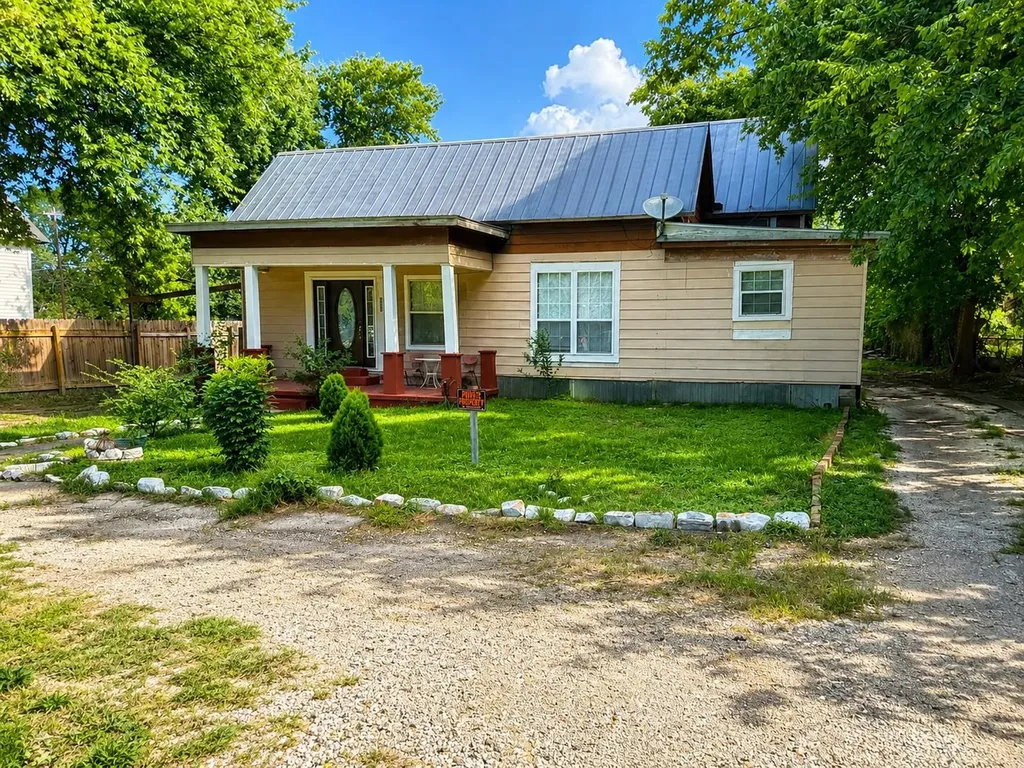 328 W Pietzsch Street Bartlett TX 76511