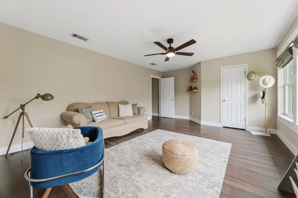 8901 Ovalla Drive Austin TX 78749