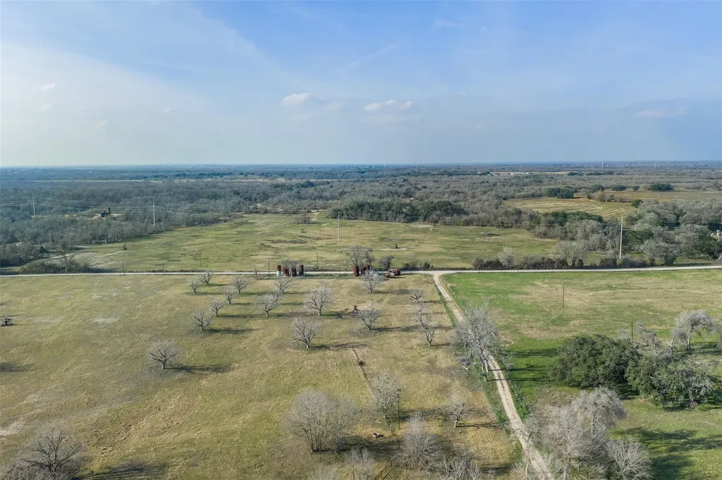 1144 Treetop Lane Luling TX 78648