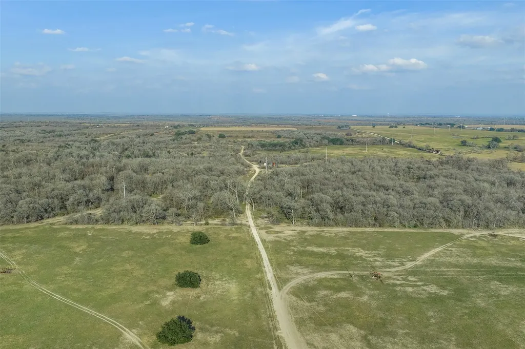 1144 Treetop Lane Luling TX 78648