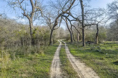 1144 Treetop Lane Luling TX 78648