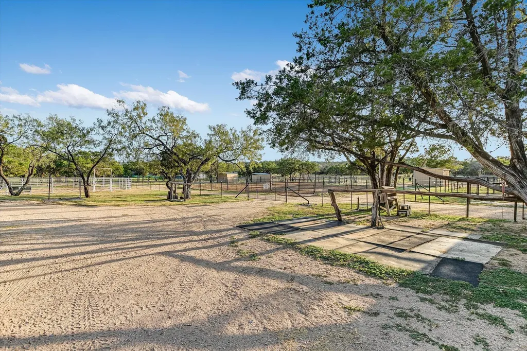 1005 County Road 414 Spicewood TX 78669