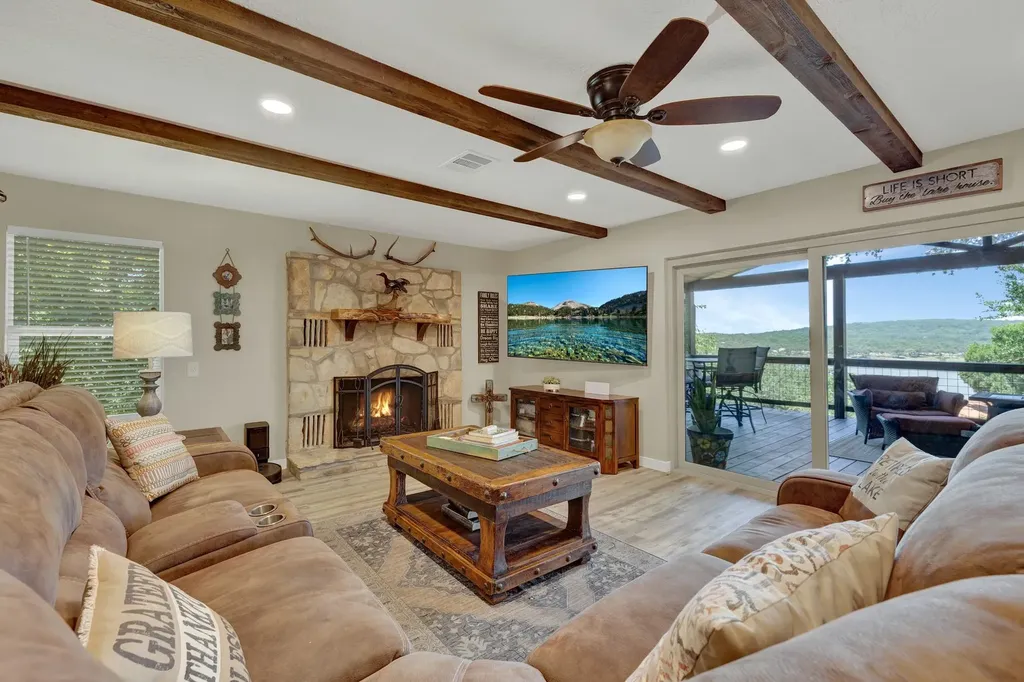 1422 Oakridge Lane Canyon Lake TX 78133