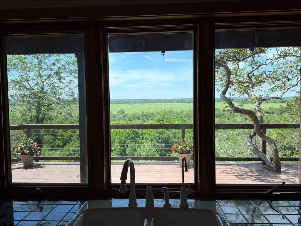 212 Comanche Camp Kyle TX 78640