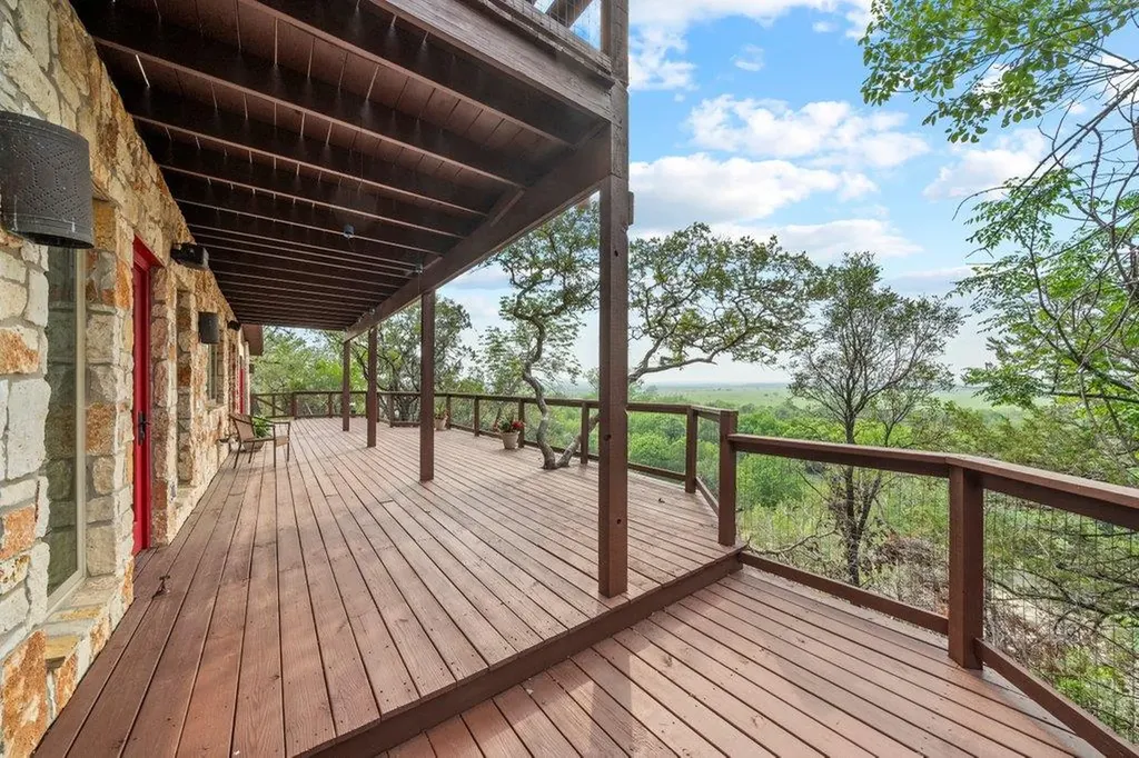 212 Comanche Camp Kyle TX 78640
