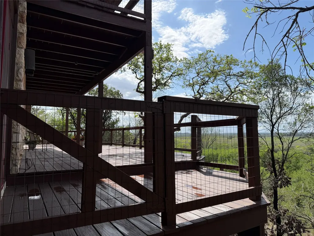 212 Comanche Camp Kyle TX 78640