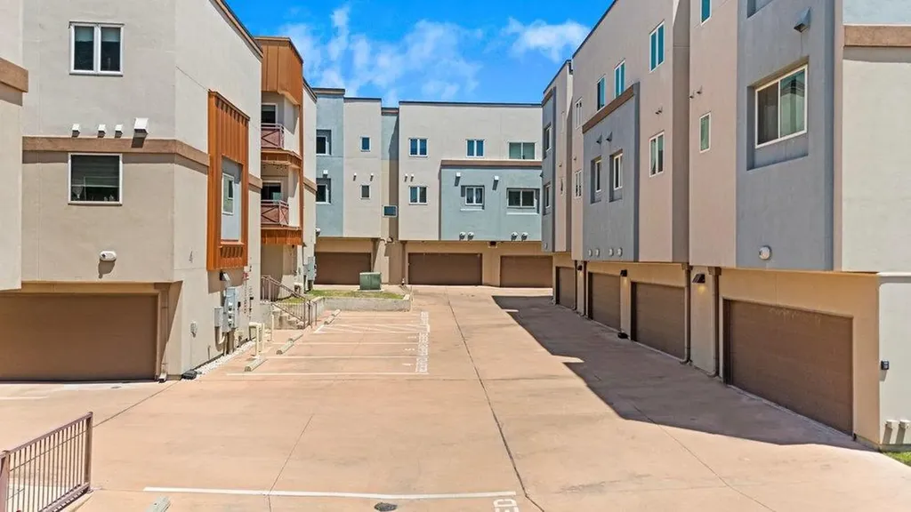 2827 Manor Road Austin TX 78722