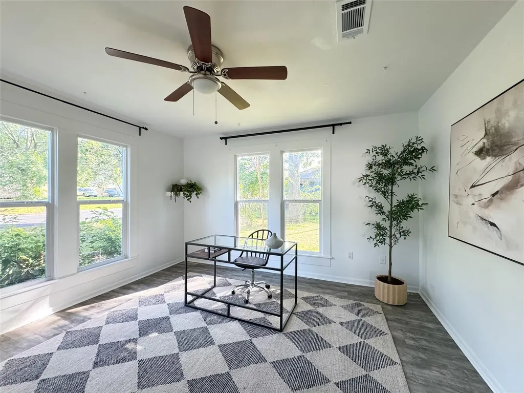 302 E Brenham Street Elgin TX 78621