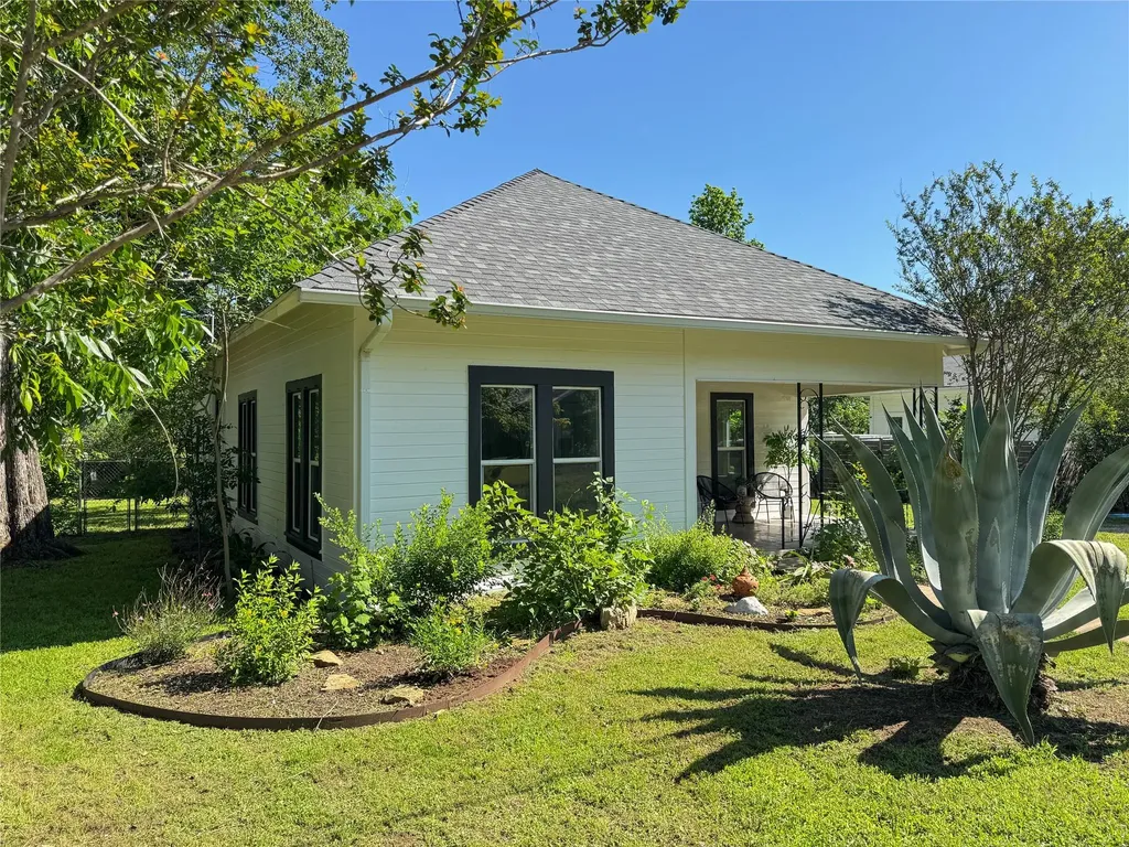 302 E Brenham Street Elgin TX 78621