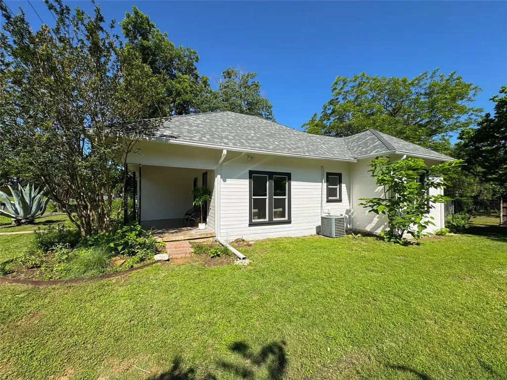 302 E Brenham Street Elgin TX 78621