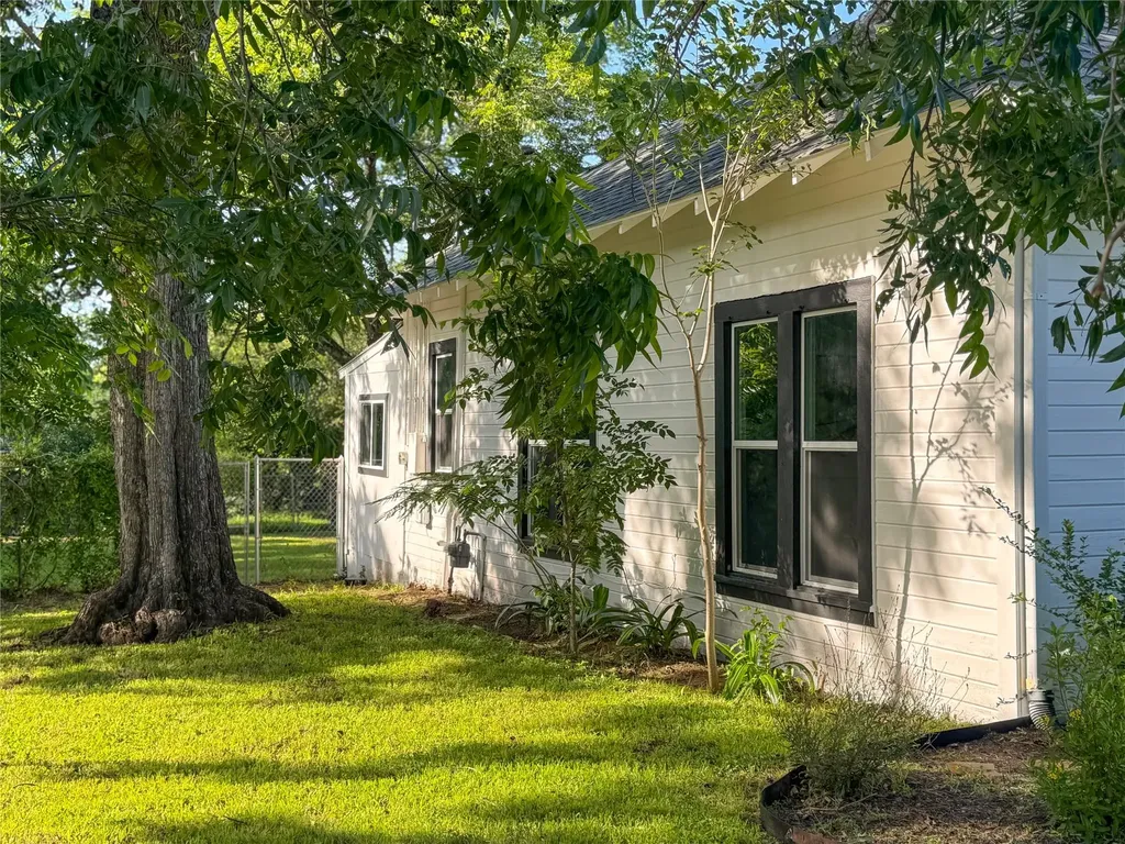 302 E Brenham Street Elgin TX 78621