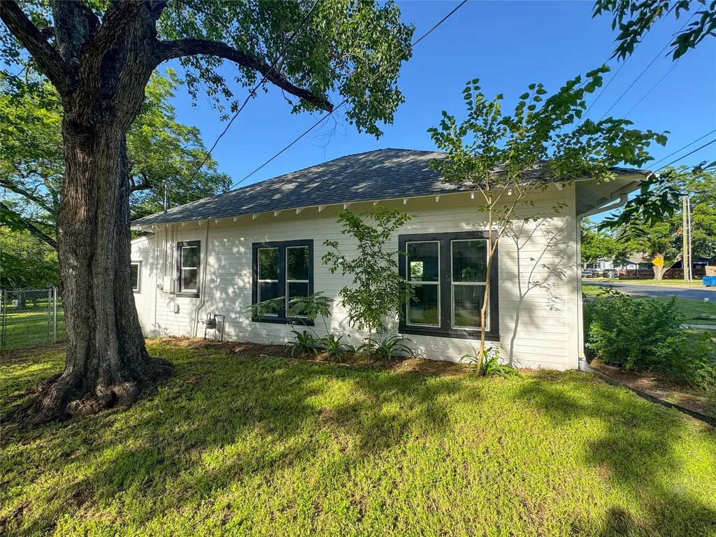 302 E Brenham Street Elgin TX 78621